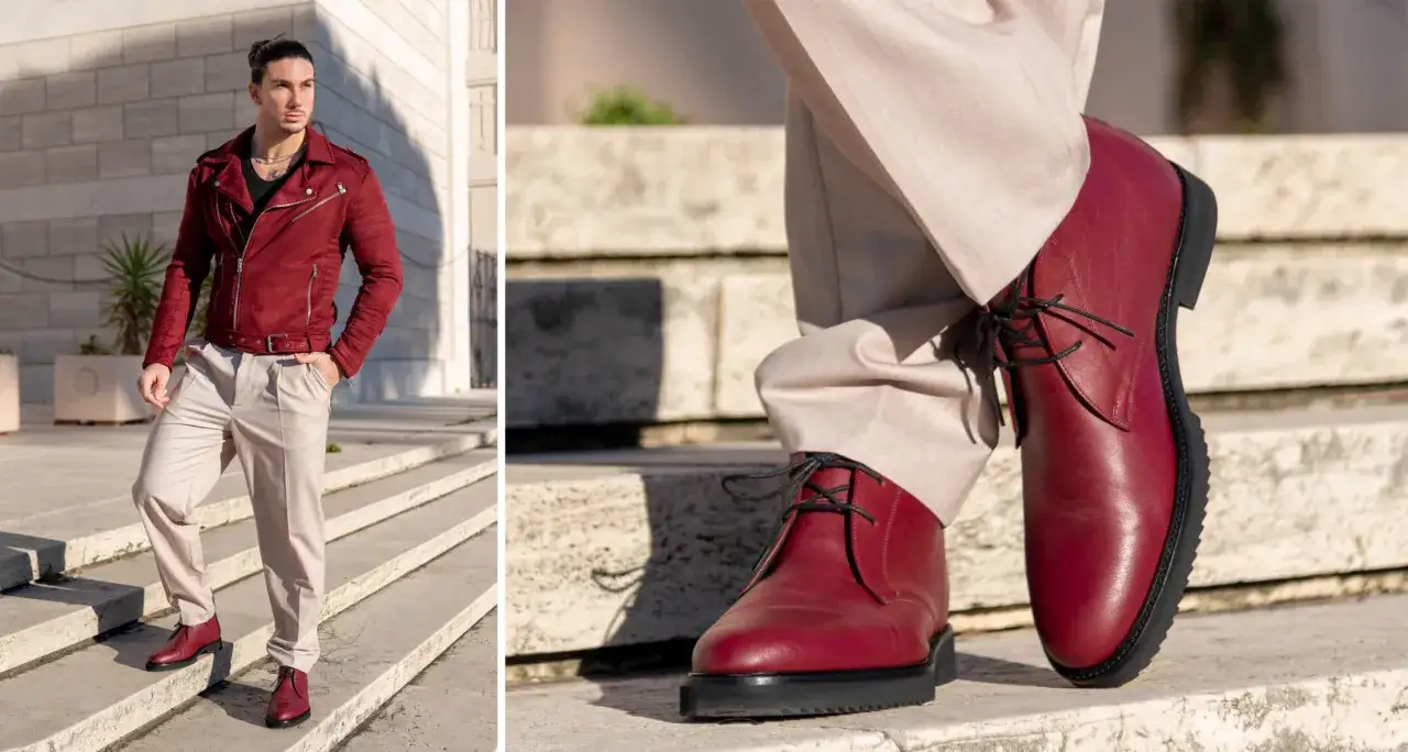 Un uomo con giacca bordeaux e pantaloni chiari, un look elegante per scoprire come abbinare il bordeaux con stile.