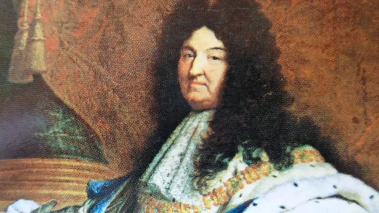 Ritratto di Luigi XIV, il Re Sole, con la sua iconica parrucca e un elaborato jabot, che alcuni attribuiscono a chi ha inventato la cravatta.