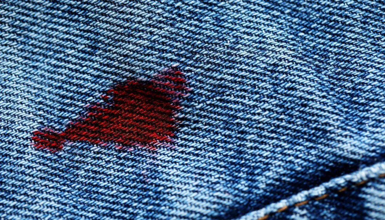 Macchia di sangue su jeans. Scopri come togliere sangue dai vestiti con rimedi efficaci.