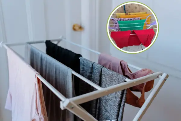 Pantaloni e magliette colorati stesi su uno stendibiancheria, un modo pratico per asciugare i pantaloni velocemente fuori casa.