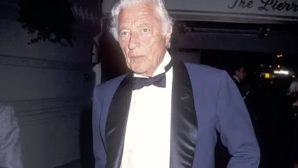 Gianni Agnelli con cravatta a farfalla e giacca elegante, un'icona di stile.
