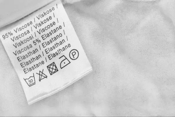 Etichetta di un capo in 95% viscosa, che si allarga per mostrare le istruzioni di lavaggio.