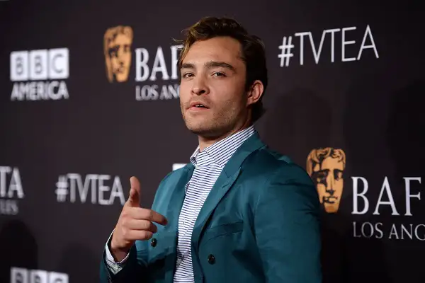 Ed Westwick con giacca color ottanio, un esempio di come abbinare il color ottanio abbigliamento con camicia a righe.