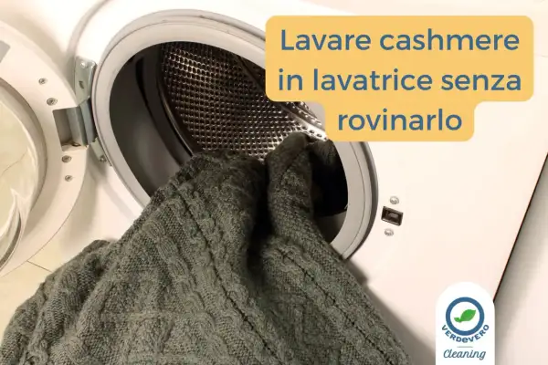 Maglione di cashmere grigio viene inserito in una lavatrice. Evita che il cashmere si restringe con il lavaggio in lavatrice.