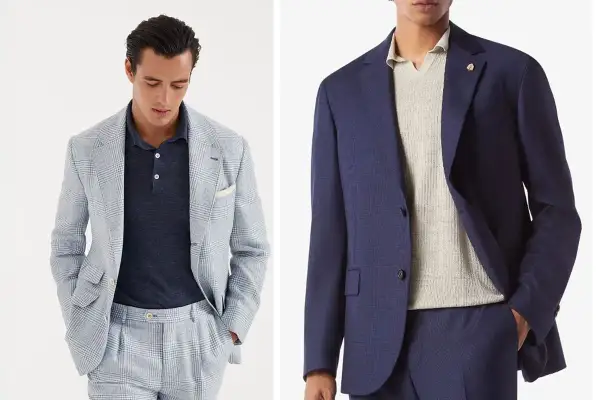Uomo con giacca a quadri chiara e polo blu scuro, e uomo con giacca blu e maglia a collo alto beige. Eleganza casual con polo sotto la giacca.