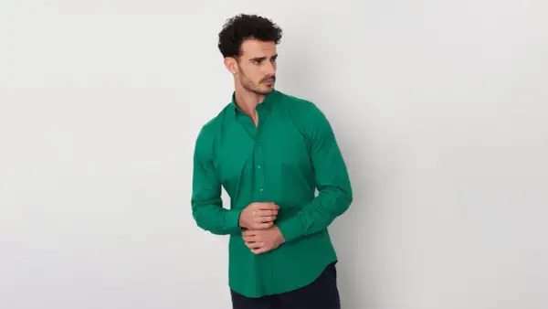 Uomo con camicia lino verde, un look fresco e moderno.