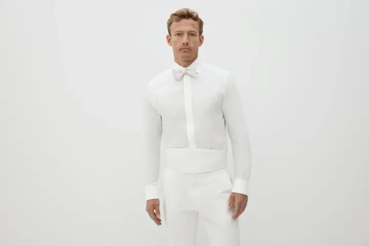 Uomo con camicia bianca e cravatta bianca, un look elegante e minimalista.